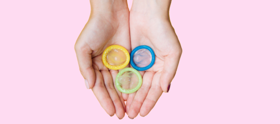 hands-holding-condoms-preservatifs